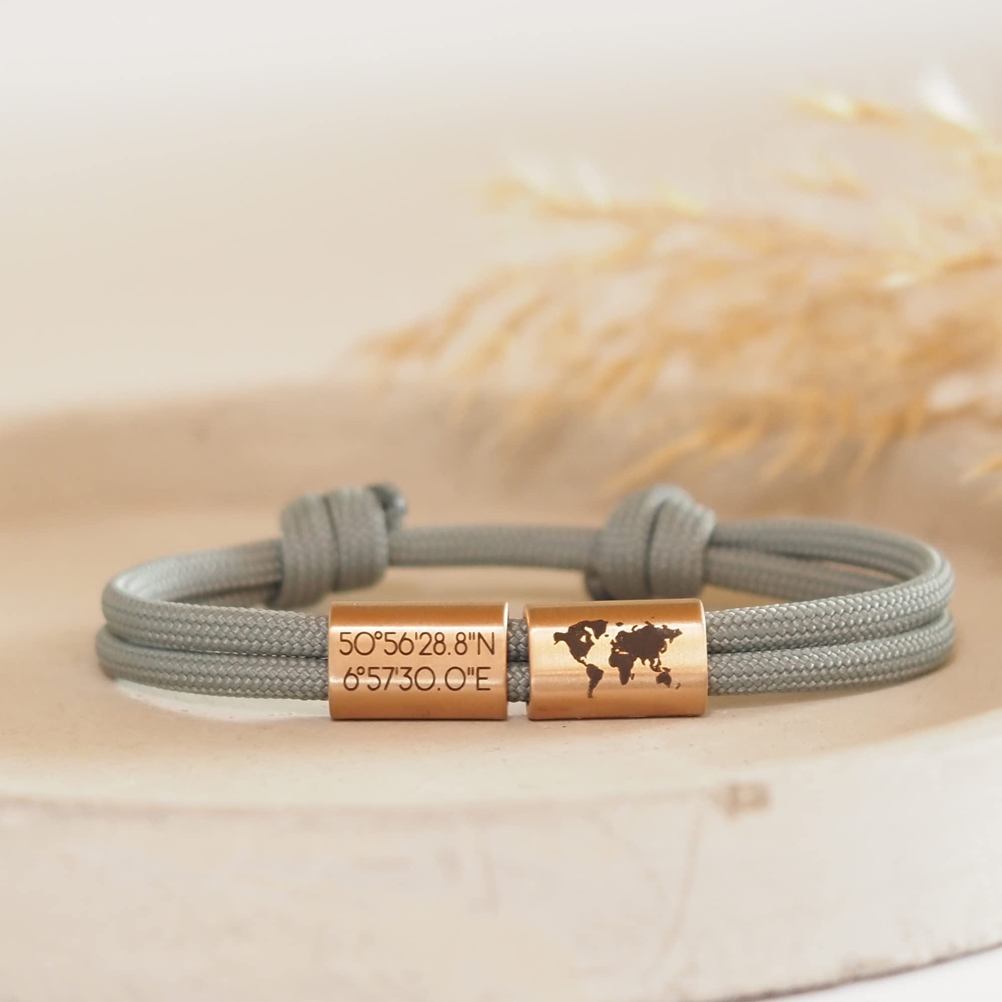Reisearmband Personalisiert mit Gravur aus Edelstahl und Segeltau | Personalisierbar mit Text & Motiven, Edelstahl & Nylon, verstellbar, Unisex, handgefertigt, Erinnerung, Abenteuer, Weltreise