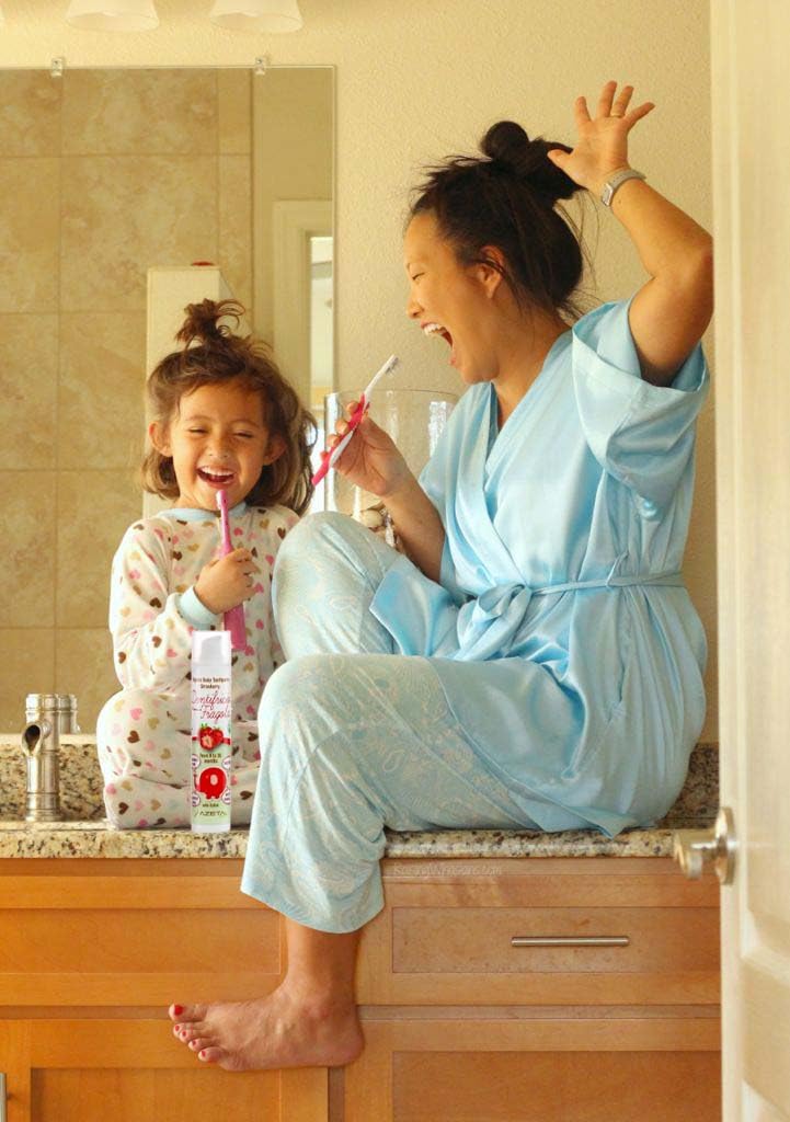Dentifricio biologico certificato con xilitolo - Linea Bimbi (baby) - confezione da 50 ml al gusto fragola - rafforza gengive e lo smalto - non contiene fluoro