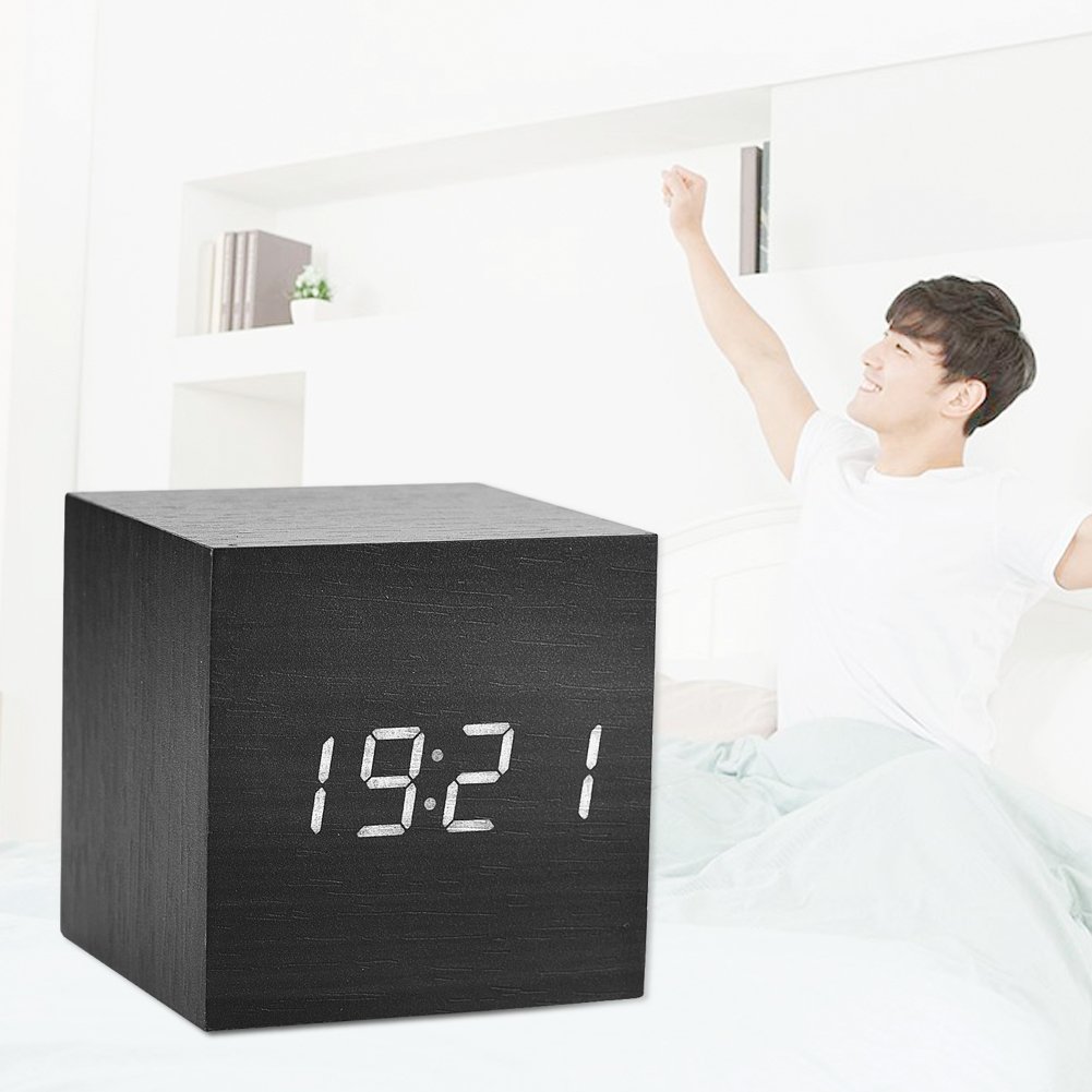 HERMIC Sveglia Digitale da Comodino con Cassa in Vero Legno, Sensore di Luminosità Automatico