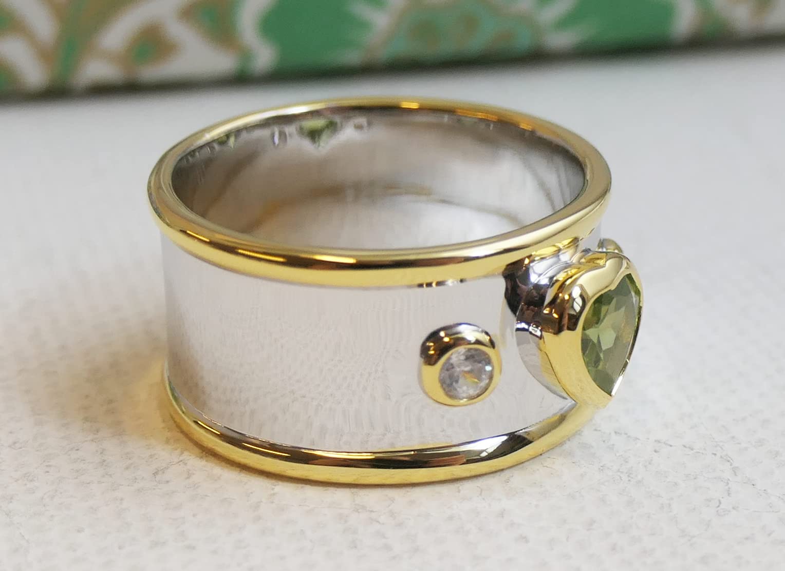 Anillo de plata de ley con peridoto y circonitas de metales mixtos