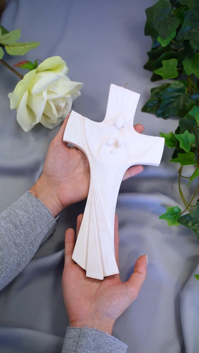 Croix Religieuse En Résine Holy Family Crucifix Moderne 16 Cm – Croix Du Christ Perforée & Striée En Résine Et Poudre De Marbre, Effet Vieilli – Made In Italy Artisanal