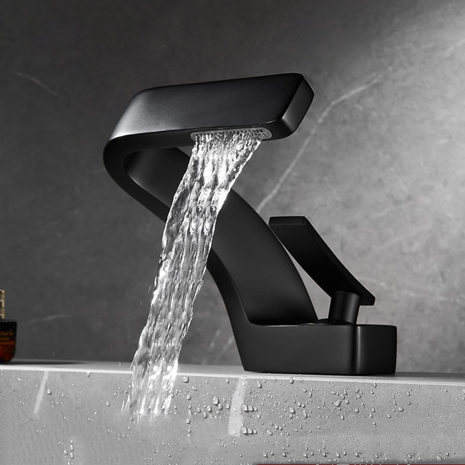 Robinet de salle de bain cascade noir pour créer une ambiance spa relaxante à la maison