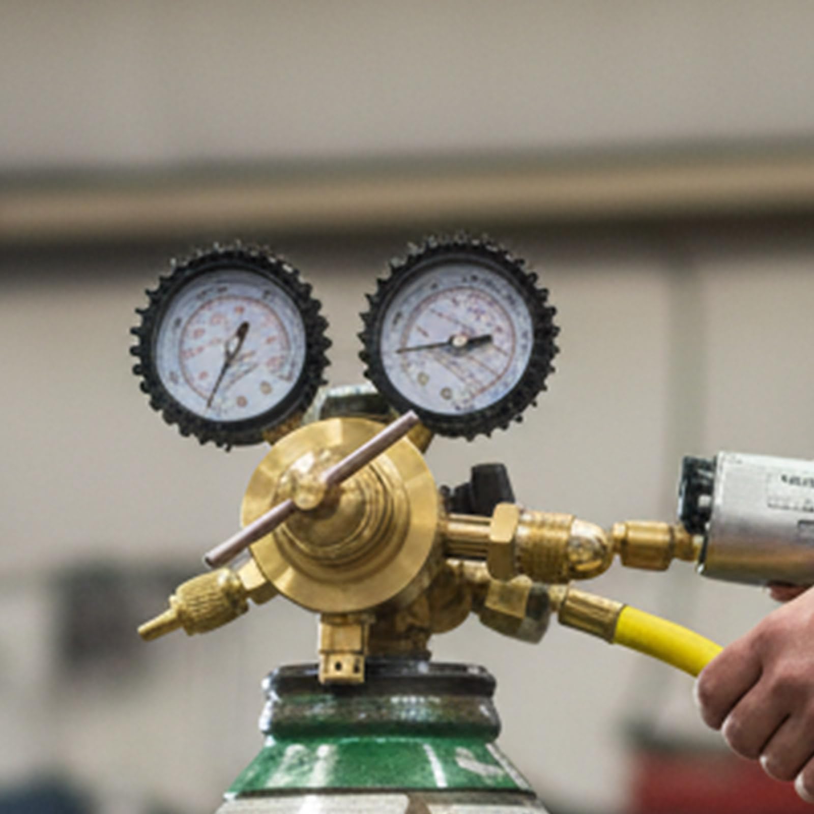 Riduttore di pressione con manometro e tubo di gonfiaggio per operazioni sicure in ambienti industriali, regolatore efficiente in rame