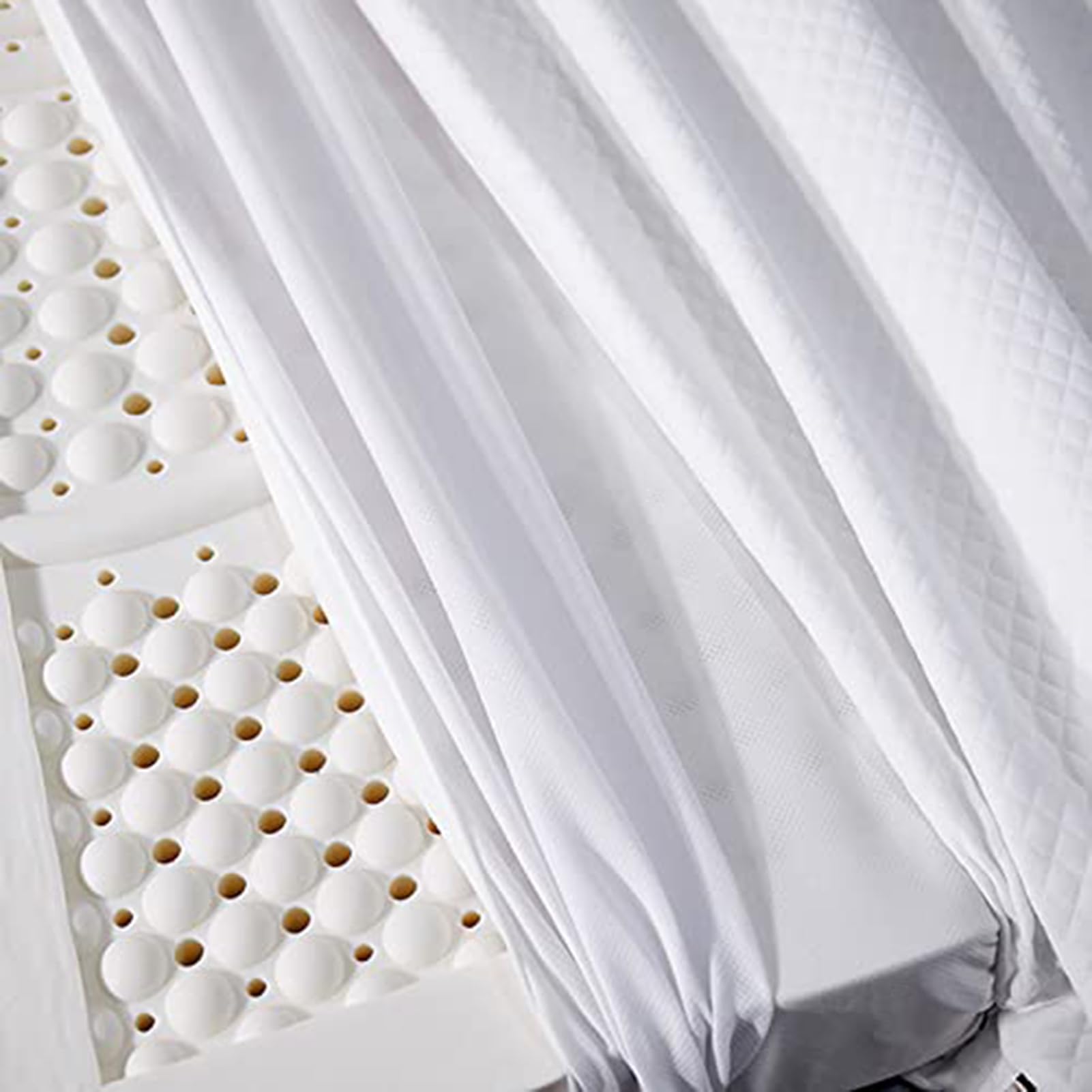 Coprimaterasso in lattice con rivestimento morbido per un maggiore comfort e isolamento del movimento, perfetto per chi dorme sul lato posteriore e per alleviare le allergie.