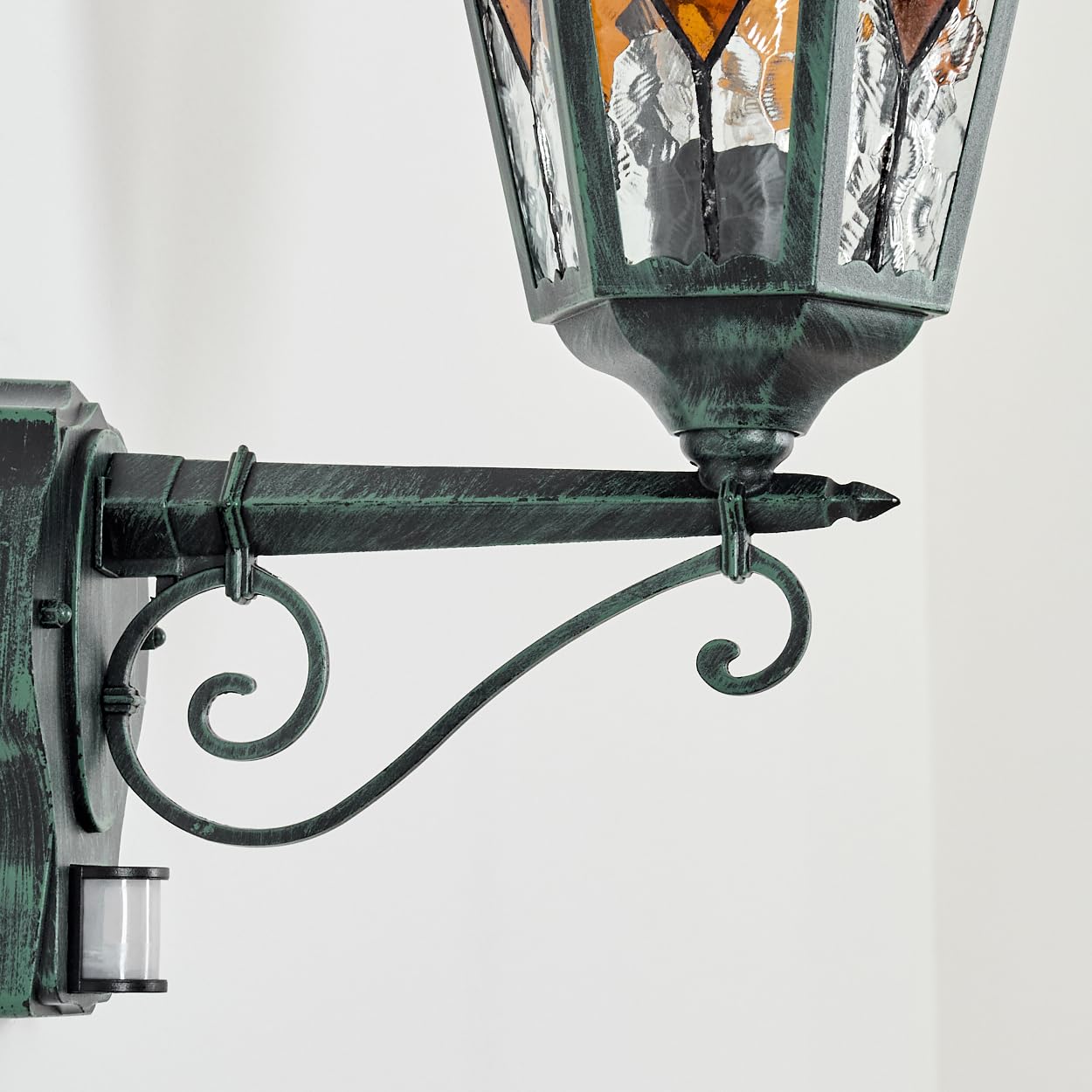 HOFSTEIN Außenwandleuchte Hongkong, Außenwandlampe mit Bewegungsmelder aus Metall/Glas in Schwarz/Grün/Klar/Orange, Wandleuchte außen Vintage/Antik/Landhaus, E27, IP44, Garten, Außenbereich, Haustür