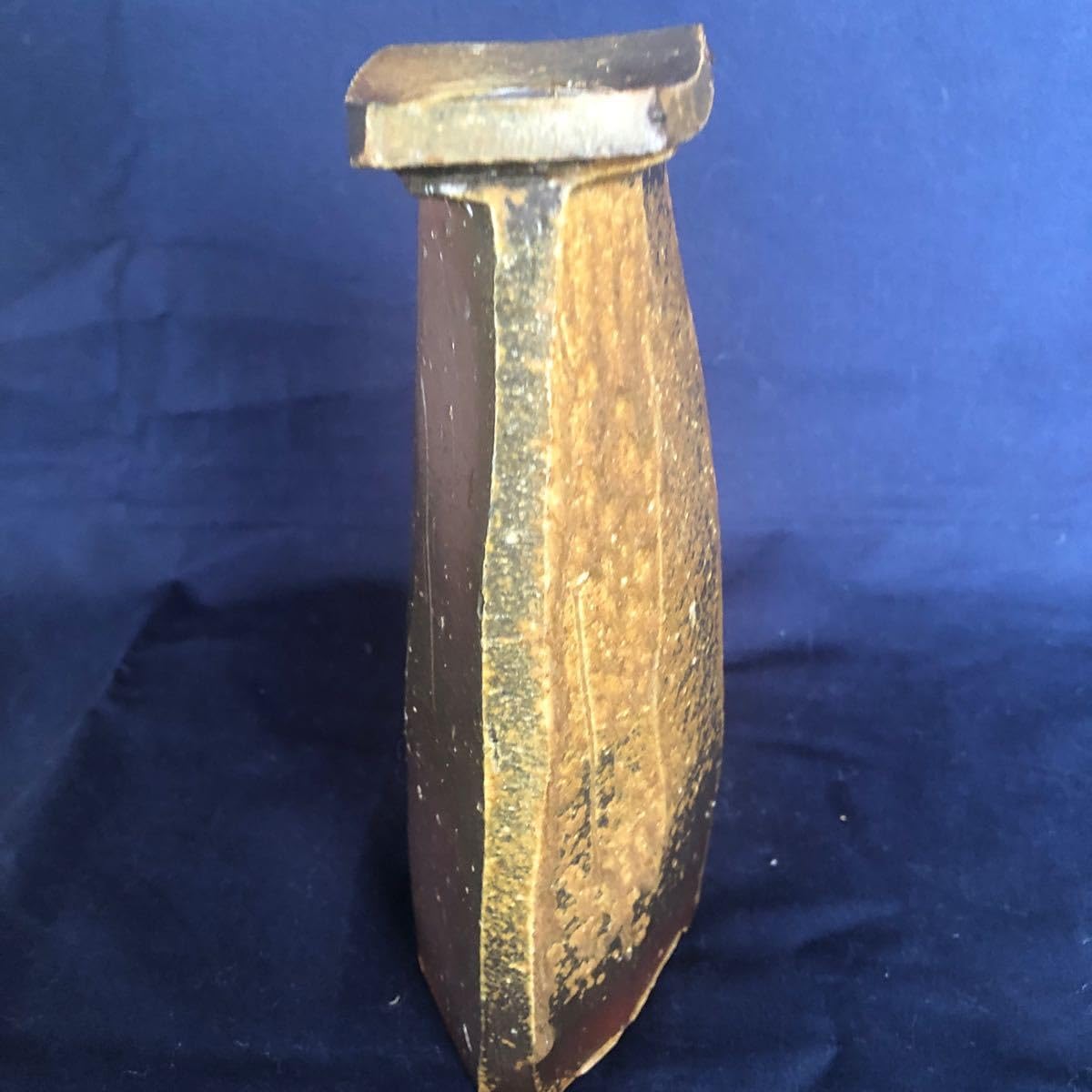 隠崎隆一 岡山県無形文化財 備前 酔器 三角窯変 徳利 共箱 隠崎隆一 岡山県無形文化財 備前 酔器 三角窯変 徳利 共