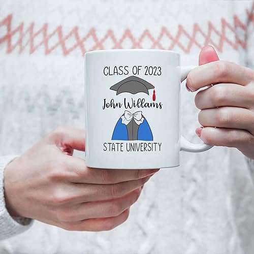 Vista 13 de And So The Adventure Begins - Taza de graduación personalizada, taza de graduación personalizada con nombre, regalos de graduación, taza de clase