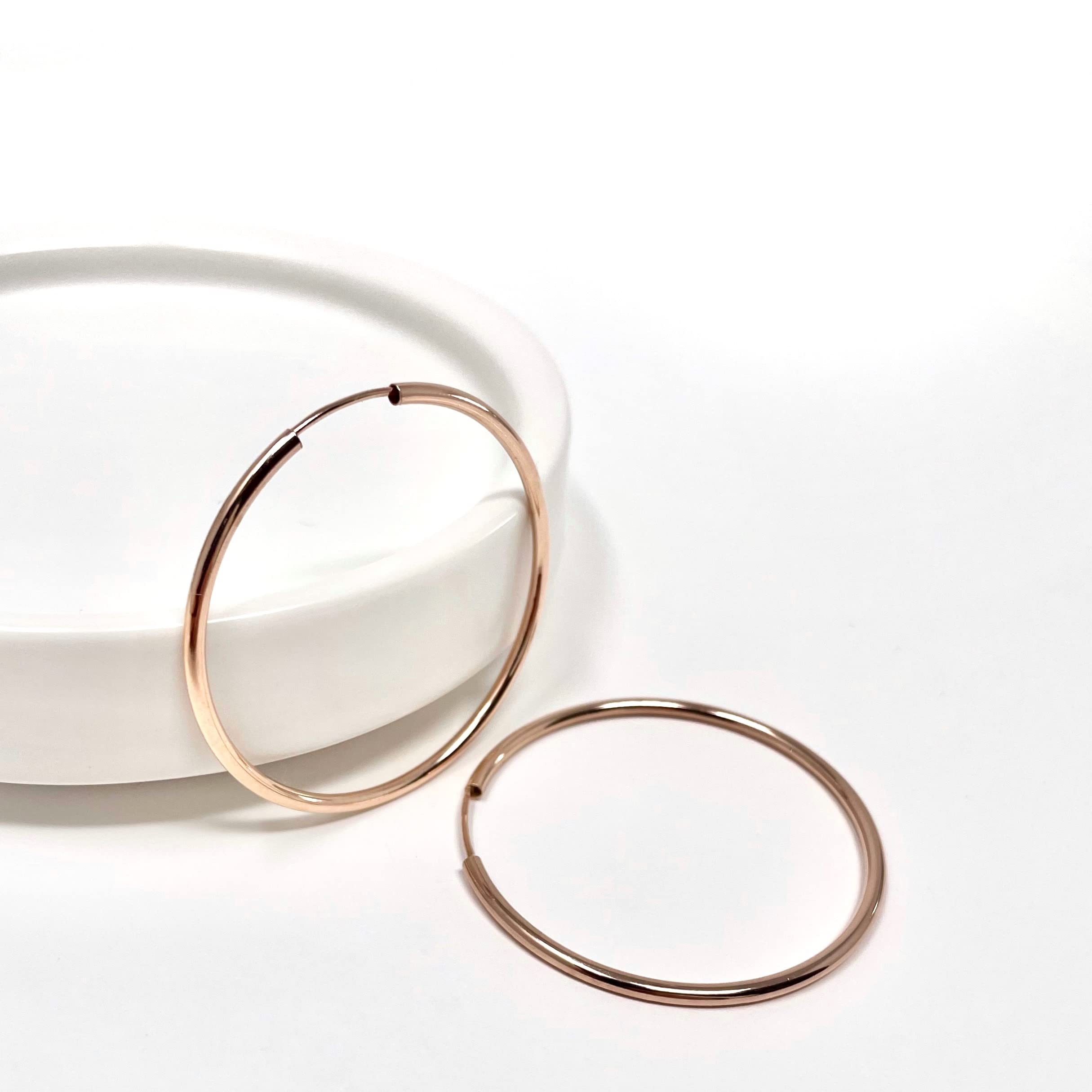 Mary & Jules Ohrringe Rosegold aus 925 Sterling Silber, vergoldet, schlichte, feine Creolen Rosegold, aus recyceltem Silber, Hoop Ohrring für Frauen und Mädchen, goldene Ohrringe Damen