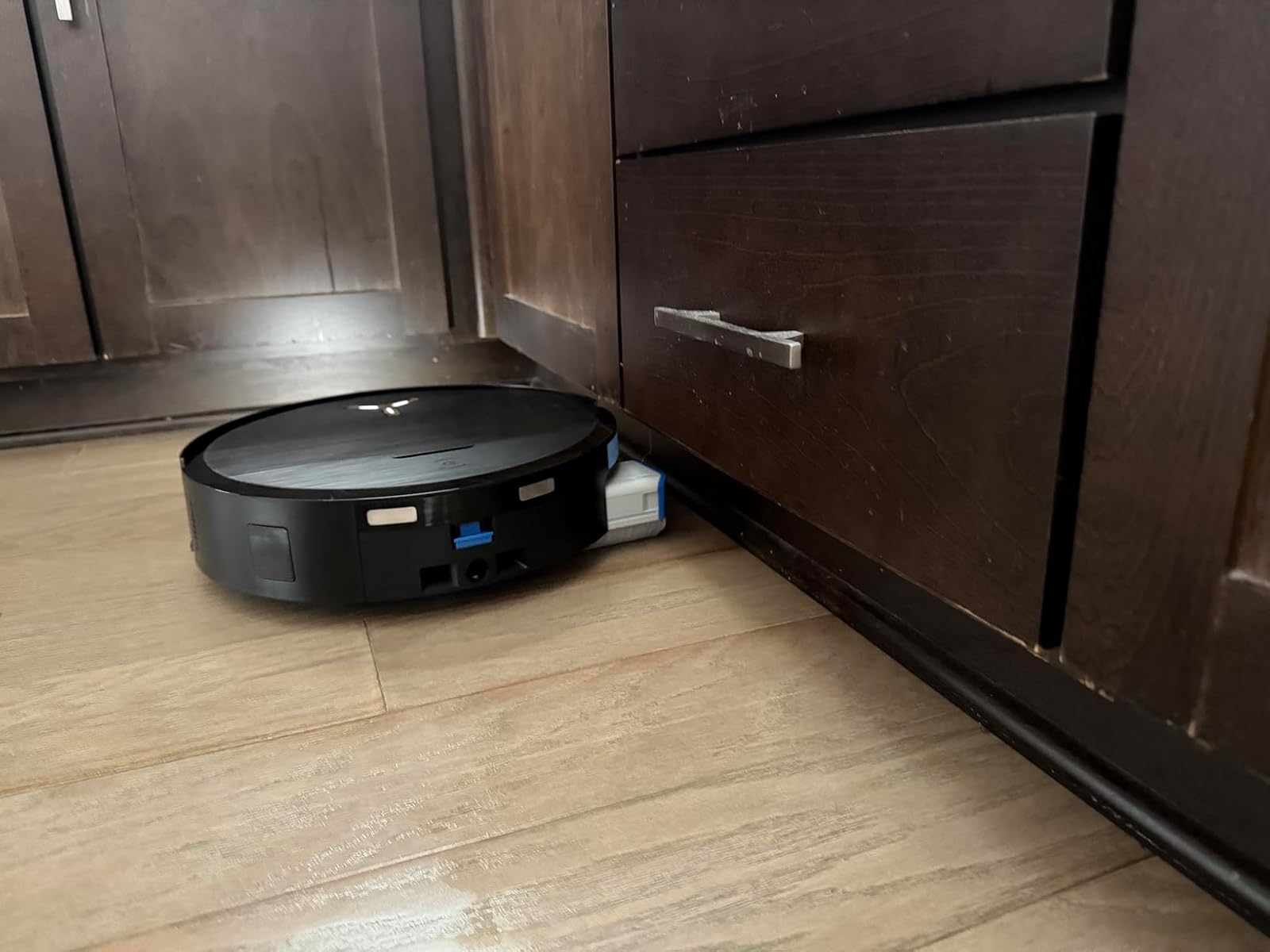 Self-cleaning station features