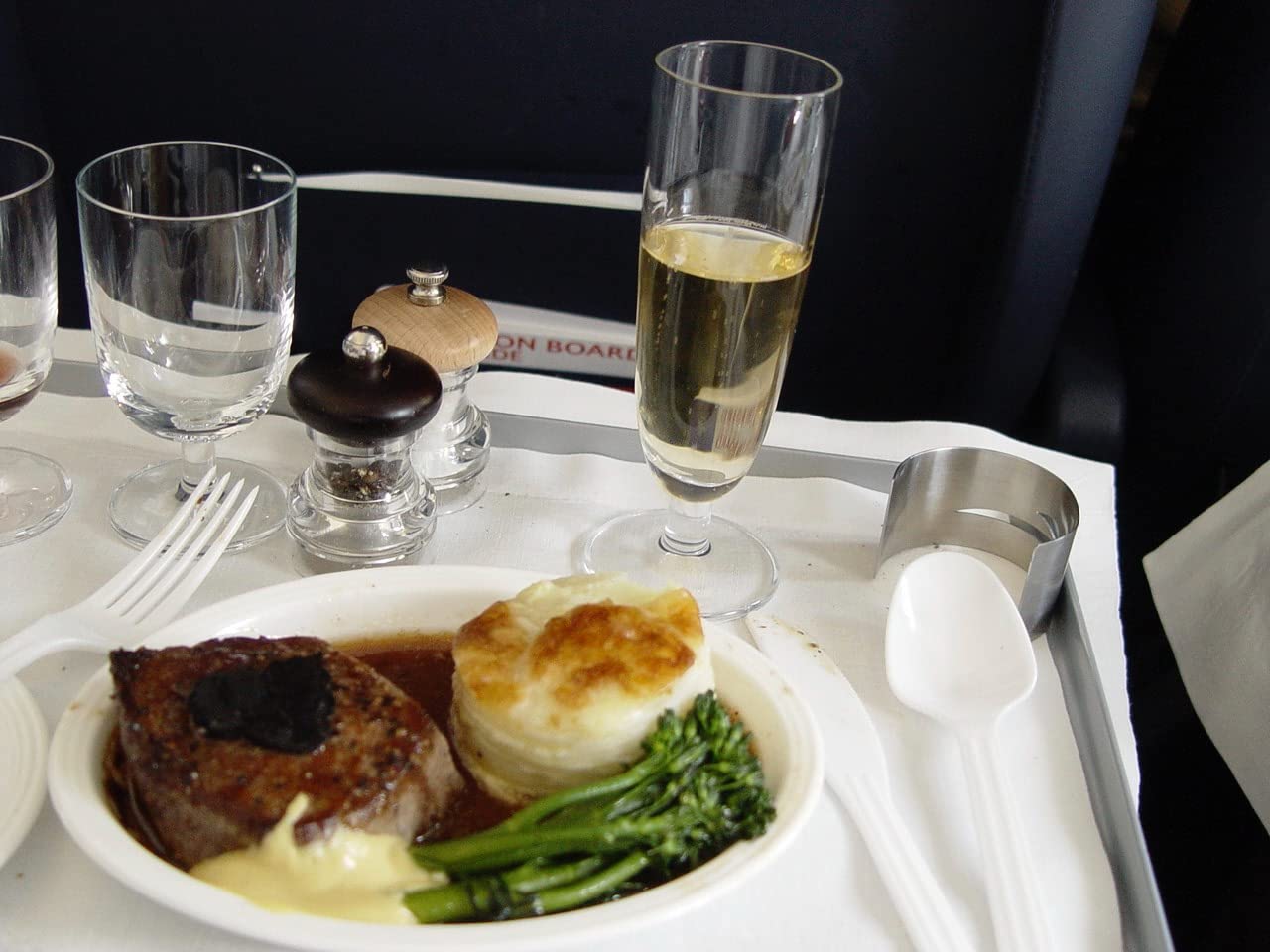 Nicole Fantini Disposable Economical Plastic White Knifes (200 Count) for home Resturant, Hotel, Deli & big parties