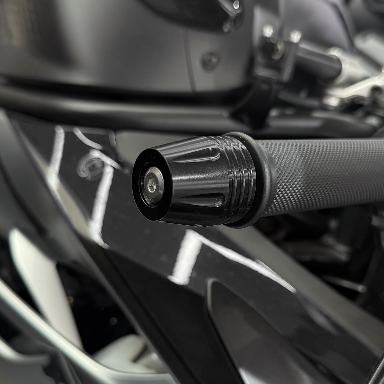 Moto Embout Guidon,Bouchon d'extrémité de guidon moto CNC en aluminium Pour Kawasaki, Yamaha, Honda, Suzuki, Aprilia, Ducati, CFMOTO et les motos avec un diamètre intérieur de 16-22 mm (noir)