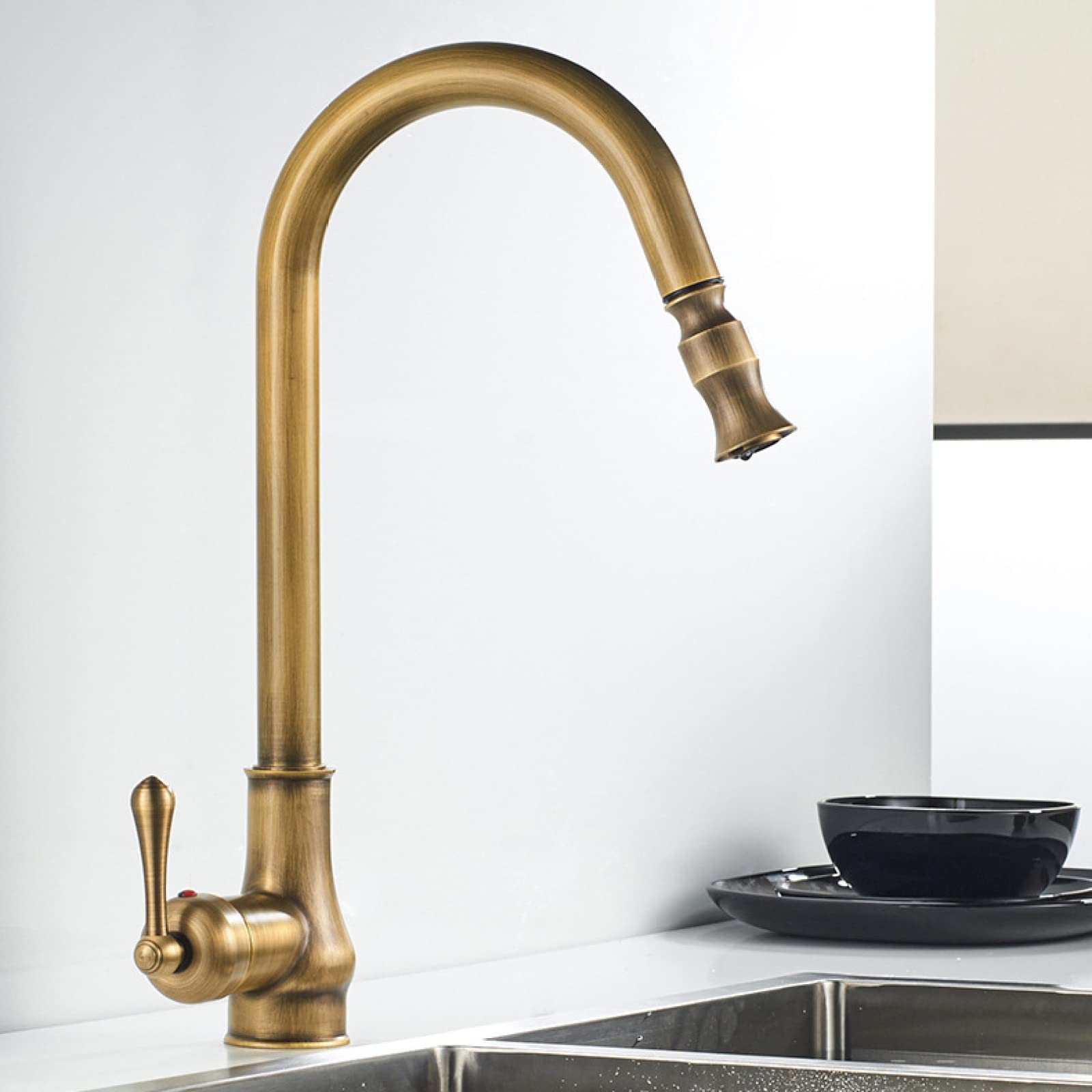Grifo de cocina extraíble de latón antiguo con caño giratorio de 360 grados para agua fría y caliente