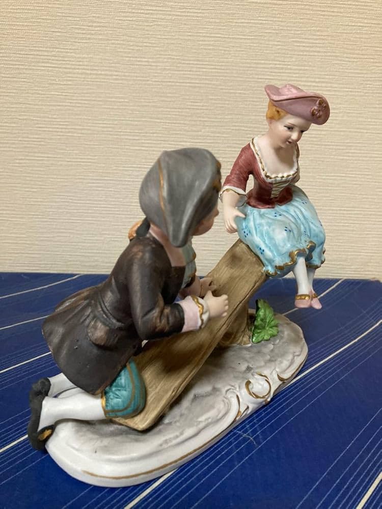 男の子と女の子の陶器人形 Amazon.co.jp: 陶器人形 シーソーを楽しむ男の子と女の子 置物