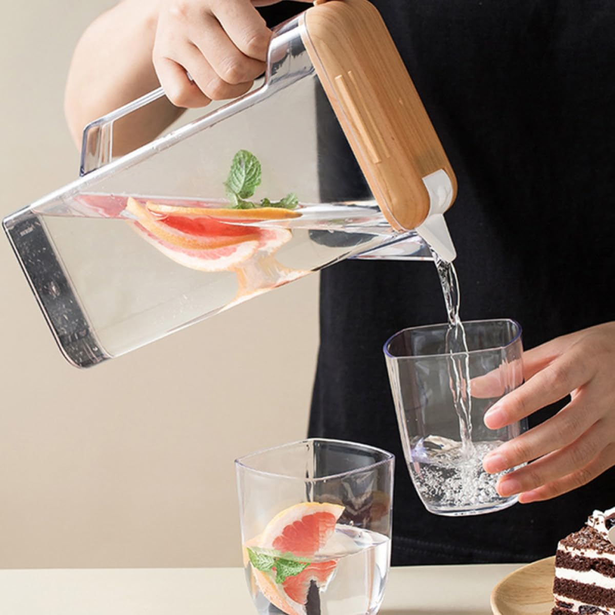 Jarra de Agua Fría de Plástico Asa 1600ml y Tapa Madera | As y Pp, Transparente, para Bebida Casera y Té Helado, Uso en Cena o Barbacoa