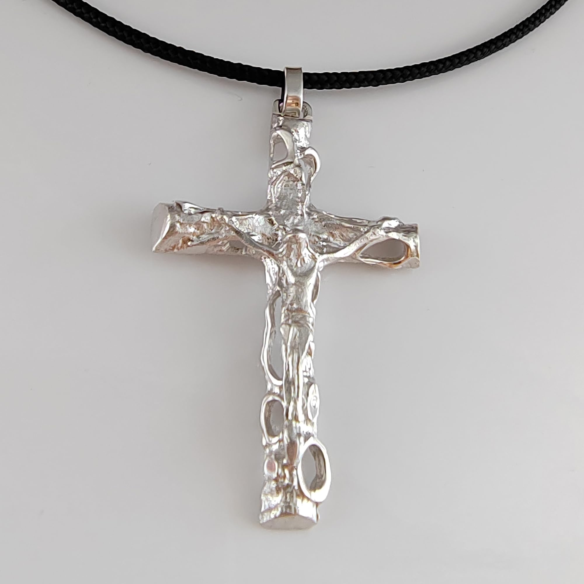 Gioielli Aurum Collana con Croce Crocifisso in Argento 925 e Cordino Nero, Ciondolo Religioso Uomo Donna, Design Lavorato