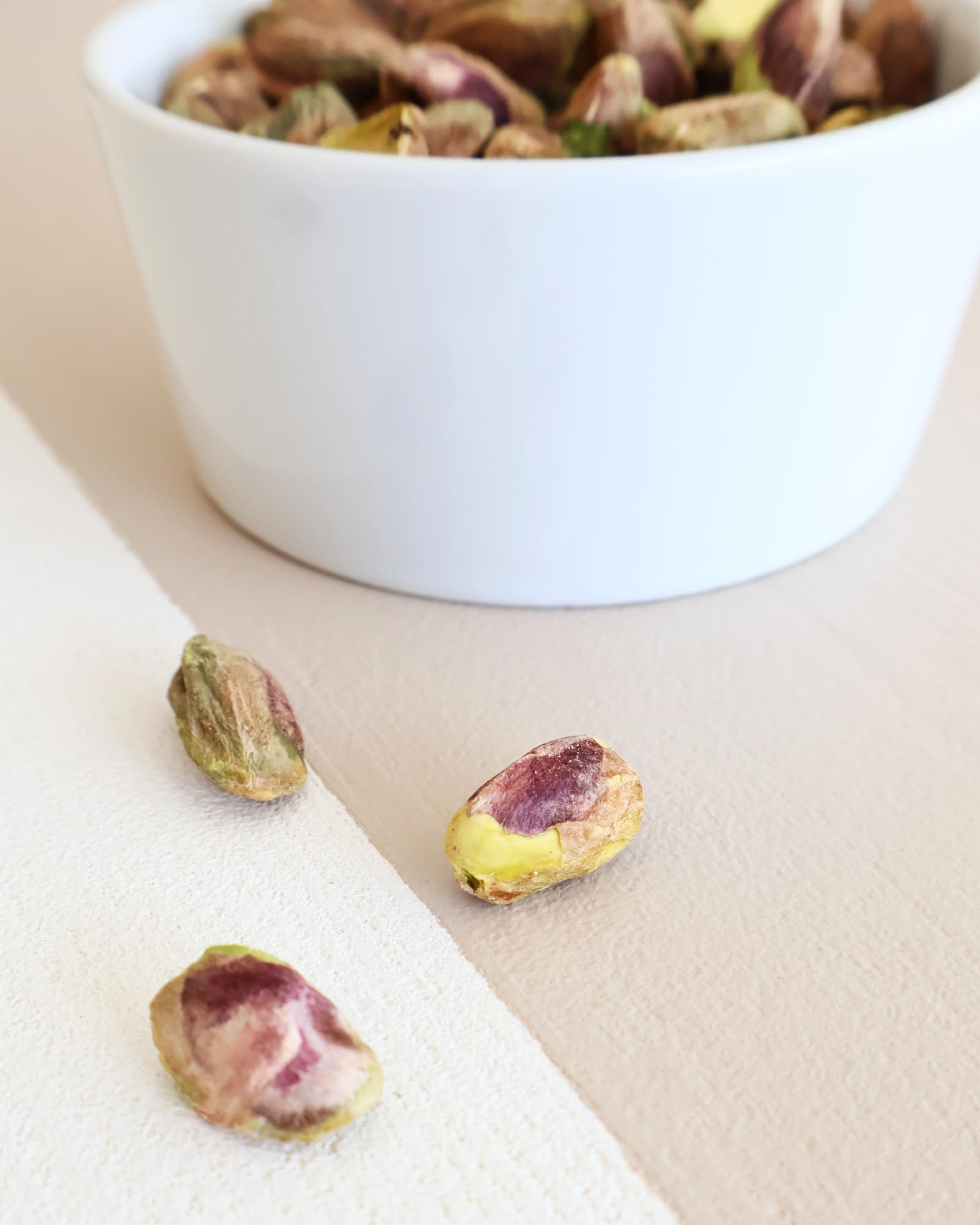 Pistazien ungesalzen geschält von der Grünen Essenz – Pistazienkerne ohne Schale ohne Salz -naturbelassen - gehackte Pistachios zum Backen halbiert und ganze (500 Gramm)