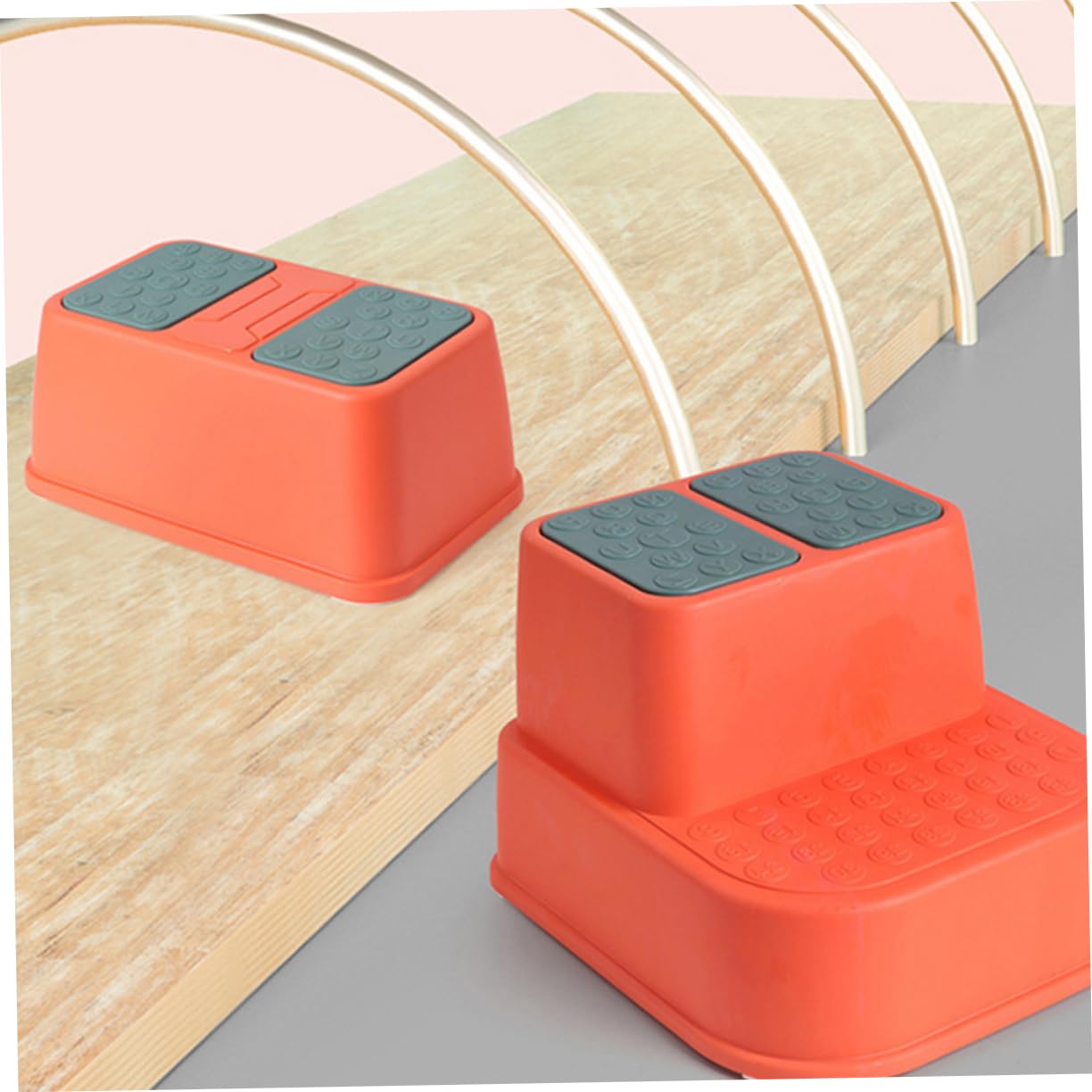 Sgabello in Plastica per Bambini Superficie Antiscivolo Stabile, Gradino Singolo per Casa e Asilo, Colore Rosso Resistente e Sicuro