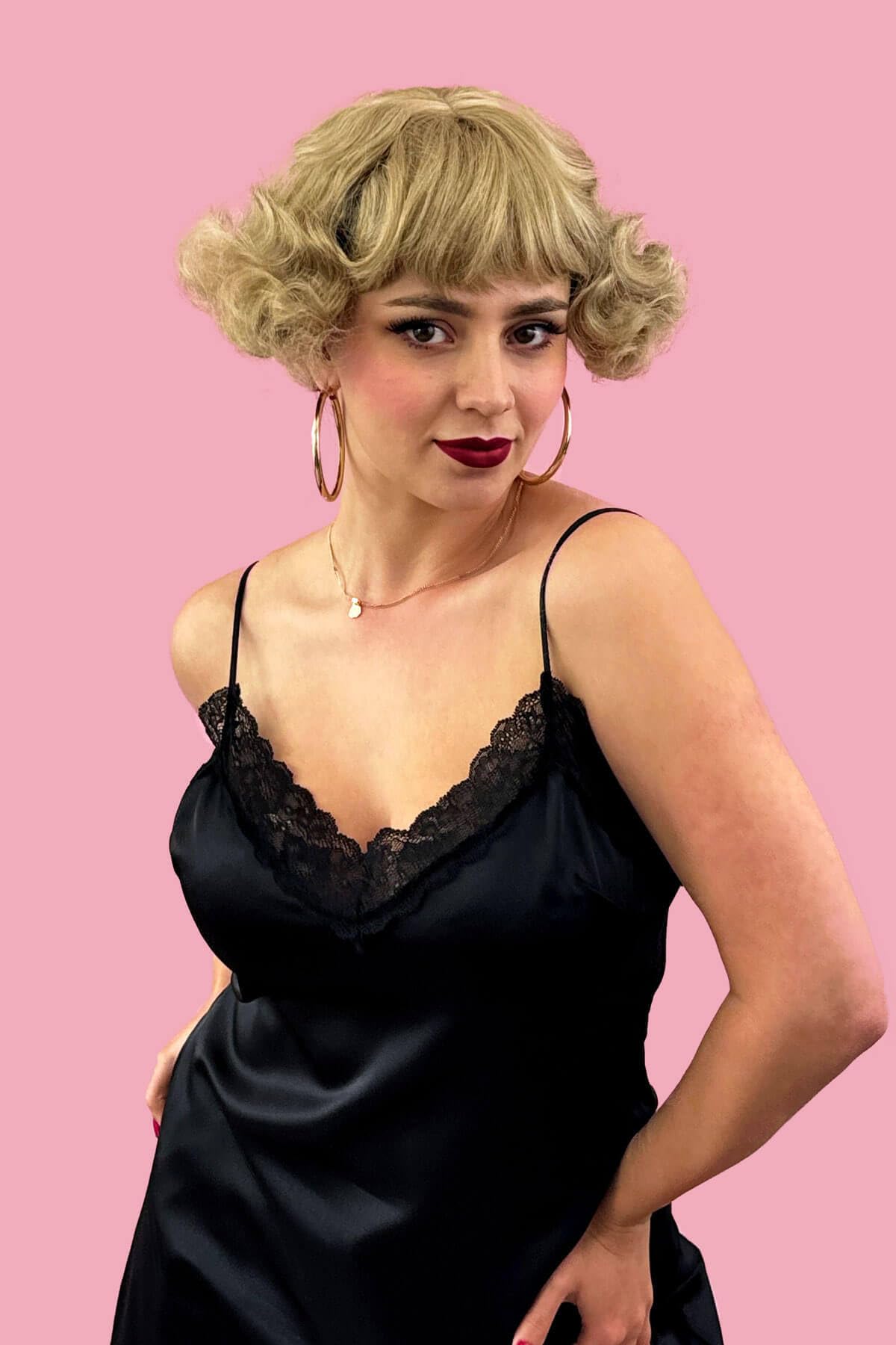 A short blonde vintage style wig with waves: Joy wheatfield blonde #24H613