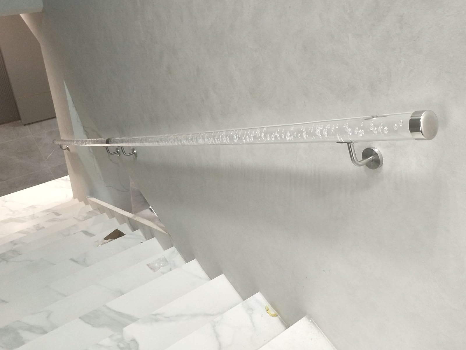 Rambarde murale transparente pour sécuriser les escaliers sans perdre de luminosité