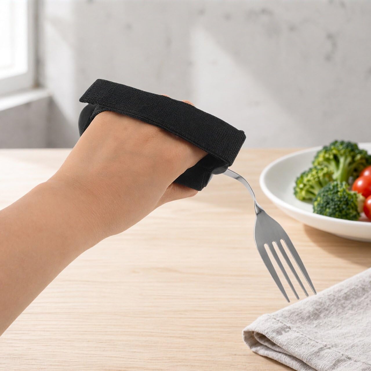 Lurrose 2 utensilios adaptados para comer: cuchara y tenedor flexibles y antideslizantes con correa para facilitar la alimentación en el hogar, ideales para personas mayores con discapacidad o