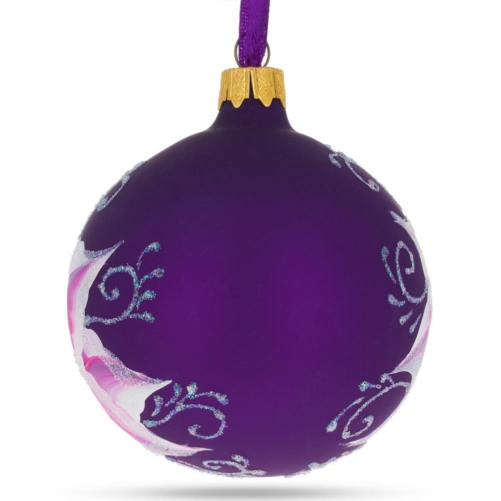 Bola de vidrio soplado con flores de lirio púrpura graciosas de 3.25 pulgadas como adorno de Navidad.