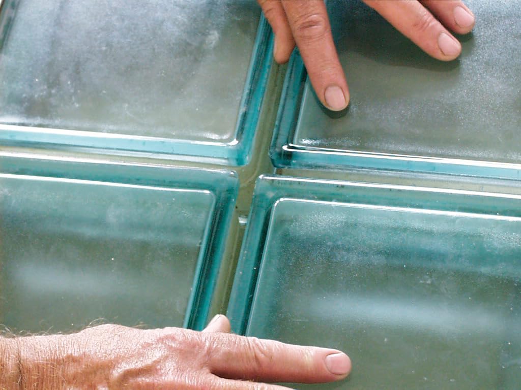 Fenêtre/cadre rabattable et basculant pour 4 blocs en verre de 19 x 19 x 8 cm. Unité de vente 1 fenêtre par 4 blocs en verre.