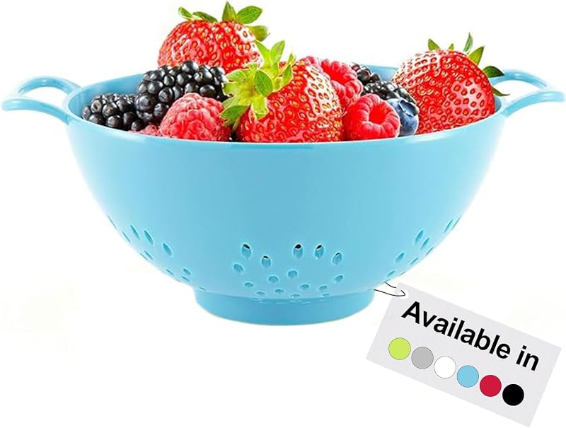 Colador pequeño de 6 pulgadas, colador de alimentos para 3 tazas, azul claro | El mini colador sin BPA y apto para lavavajillas tiene un recipiente ancho y poco profundo, orificios de 1/8 de pulgada, dos asas, pie anular y bordes lisos.