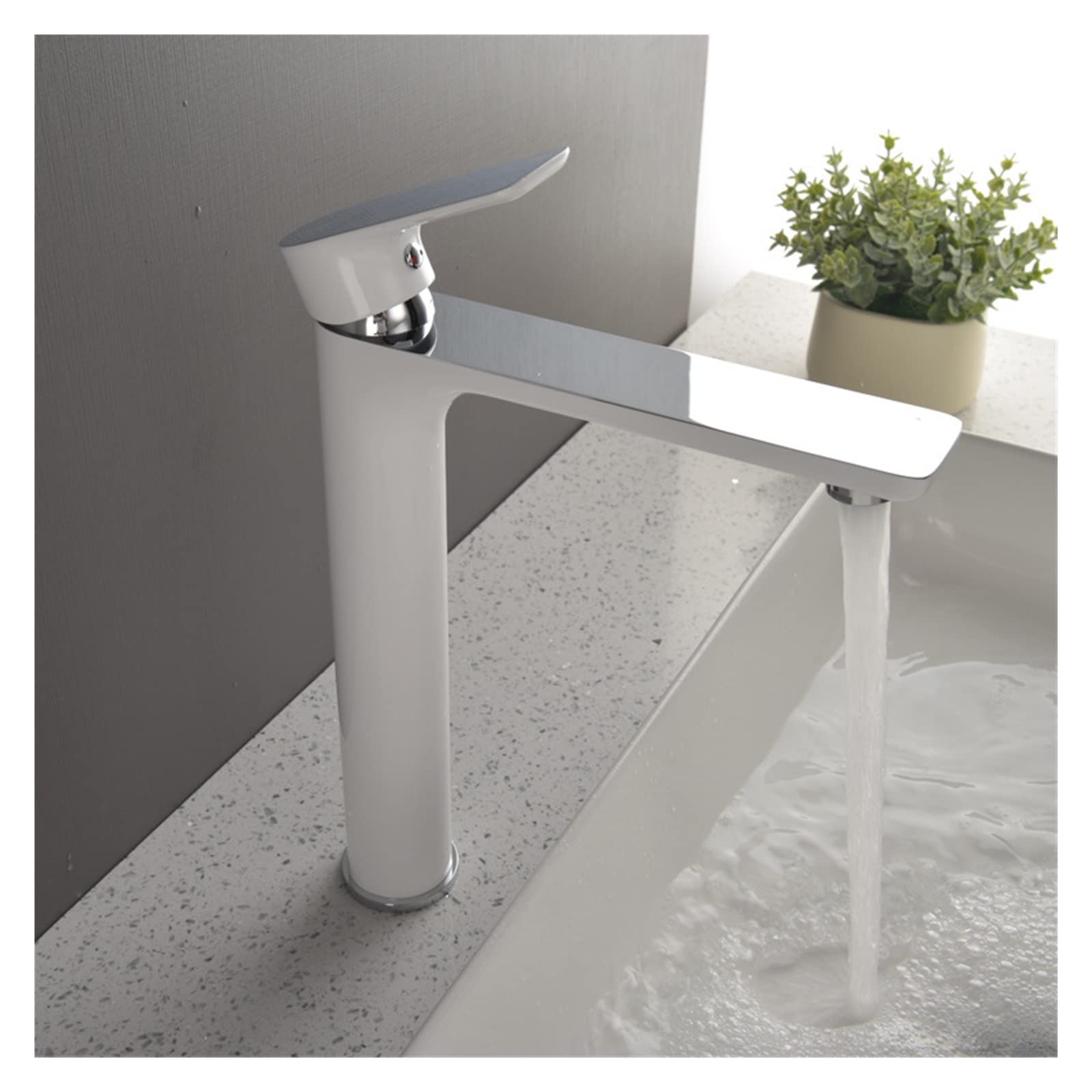 Mitigeur lavabo or brossé et blanc en laiton pour une salle de bains chic