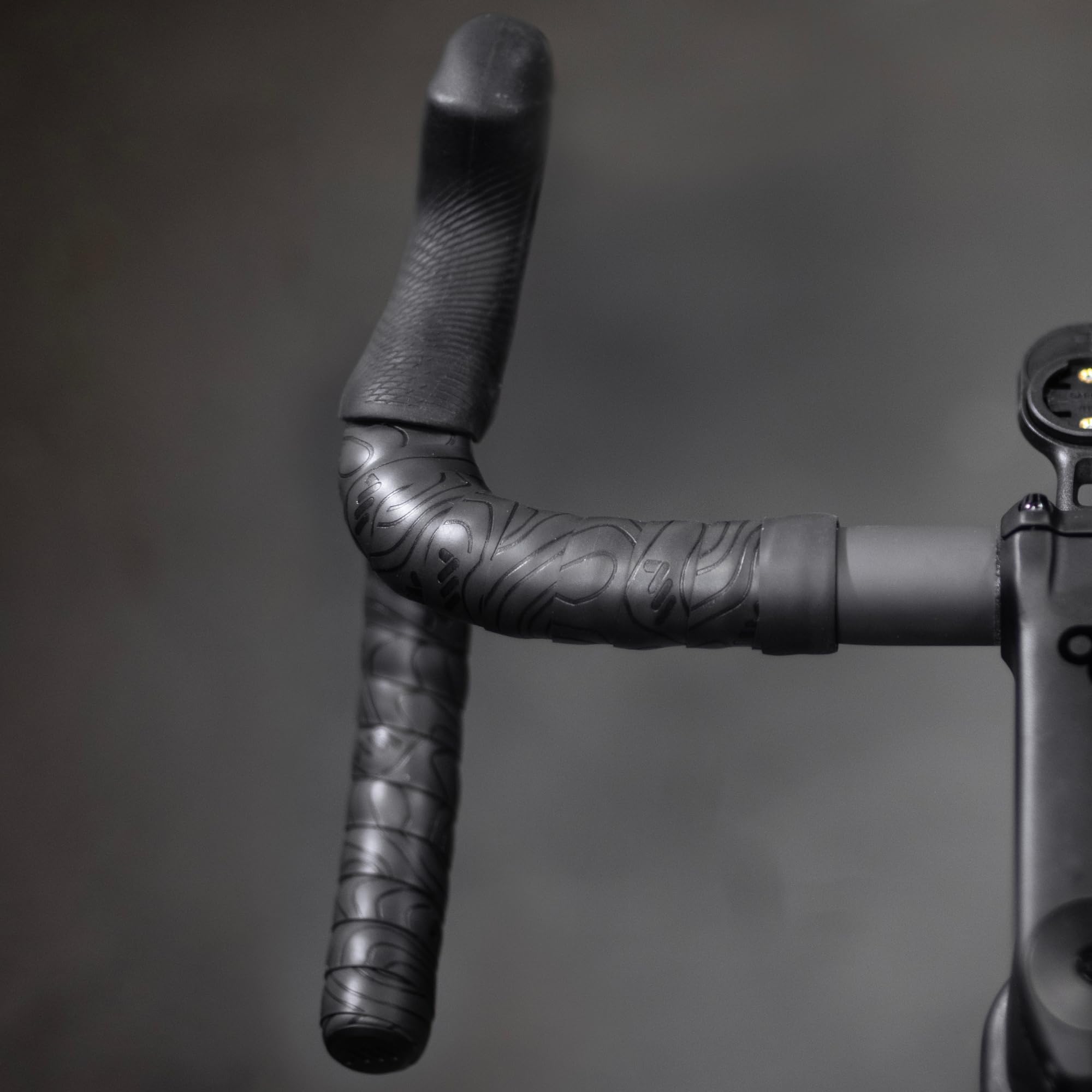 All Mountain Style Ruban de Guidon pour Vélo Route et Gravier - Performance et Confort avec Gel - Bouchons Inclus - Installation et Mise en Place Faciles