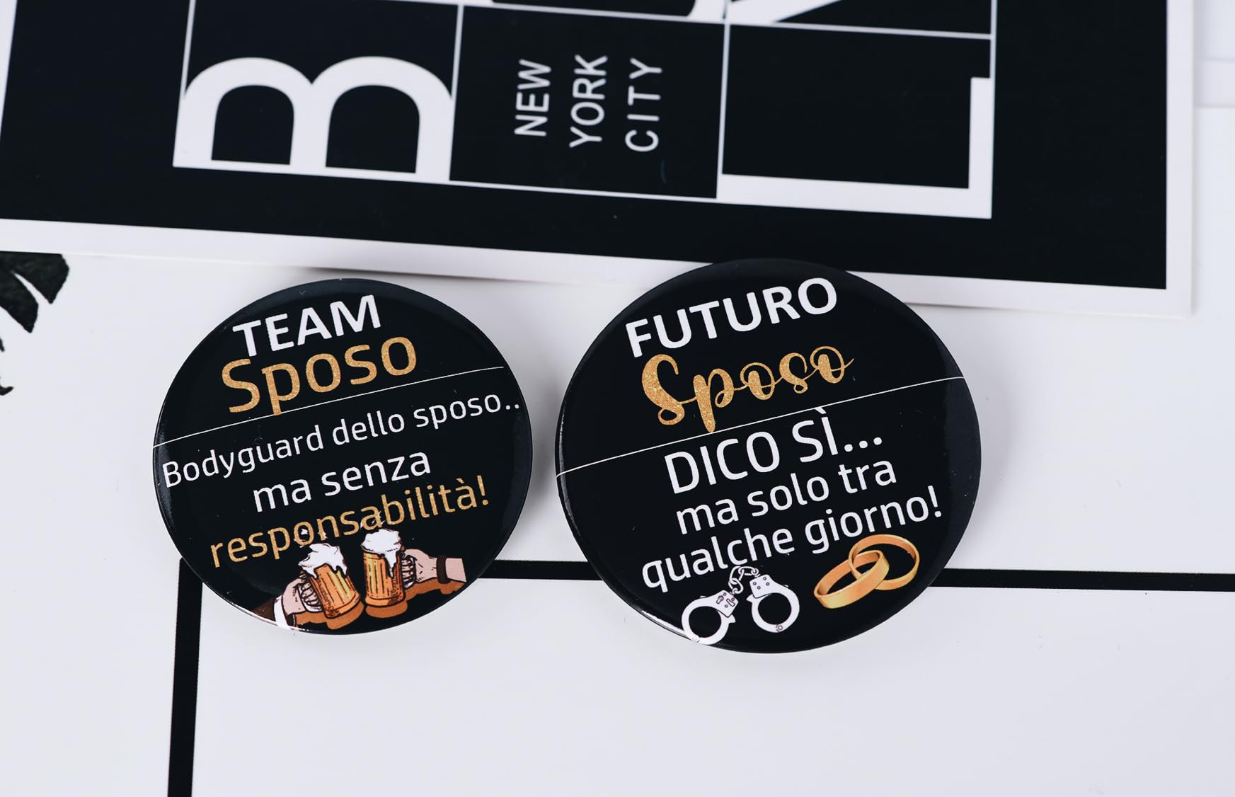 Addio al Celibato Gadget Divertente – 14pz Regalo per Sposo"Game Over" + Spilla Sposo + 12 Spille "Amico dello Sposo" – Kit Divertente per Festa di Addio al Nubilato Uomo e Regalo per Futuro Marito