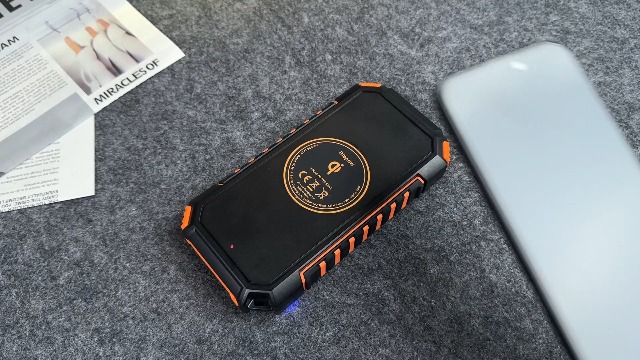 QTshine Solar Powerbank 26800mAh, Power Bank Tragbares Solarladegerät, Extrener Akku Pack mit 3 Ausgängen speziell für Aktivitäten im Freien, Kompatibel mit iPhone 17/16 Samsung (Rot