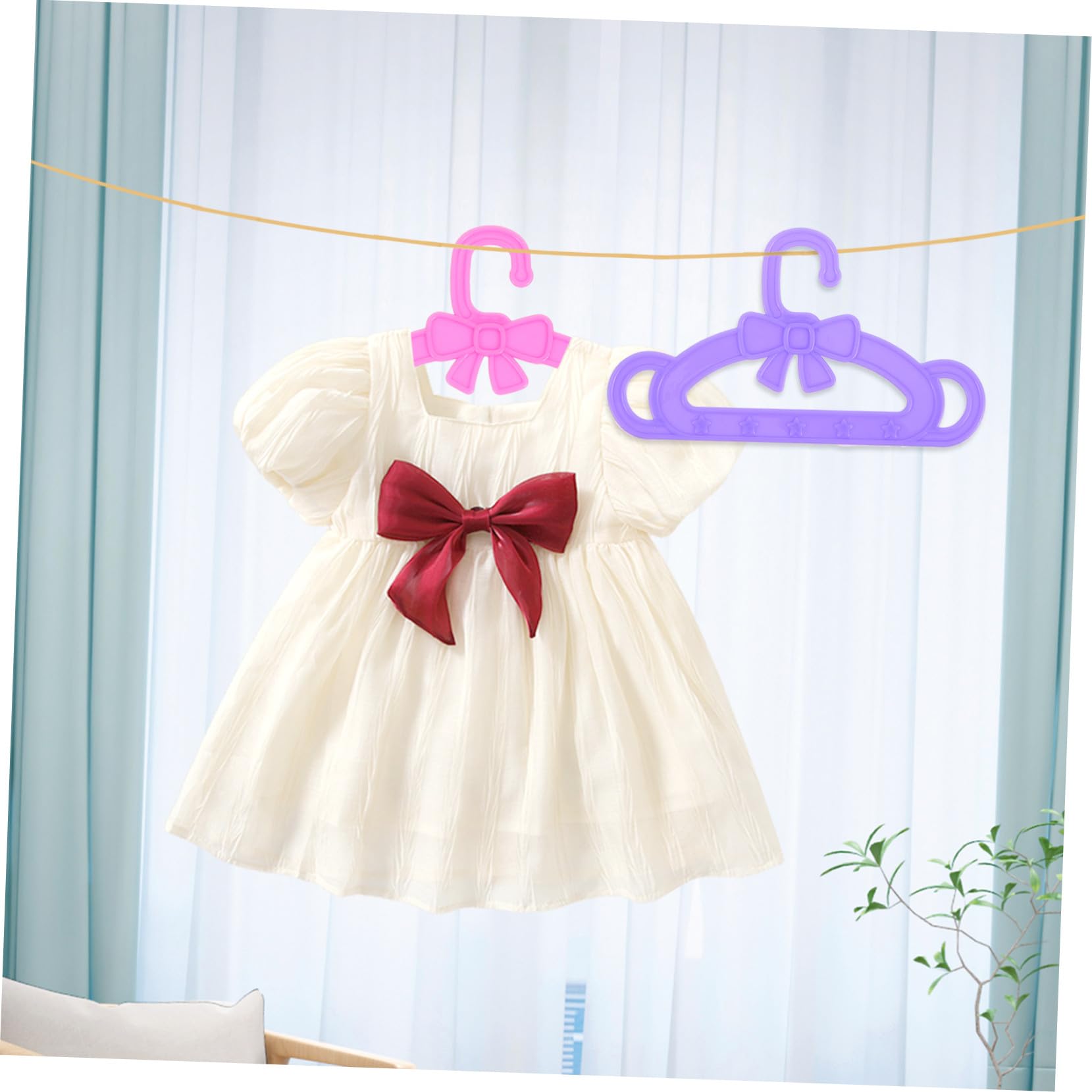Perchas para Vestidos de Muñecas de Plástico 15 Piezas | Accesorios para Ropa de Muñecas de Juguete, Surtido Rosa Verde y Morado, para Navidad y Ocasiones Obsequios
