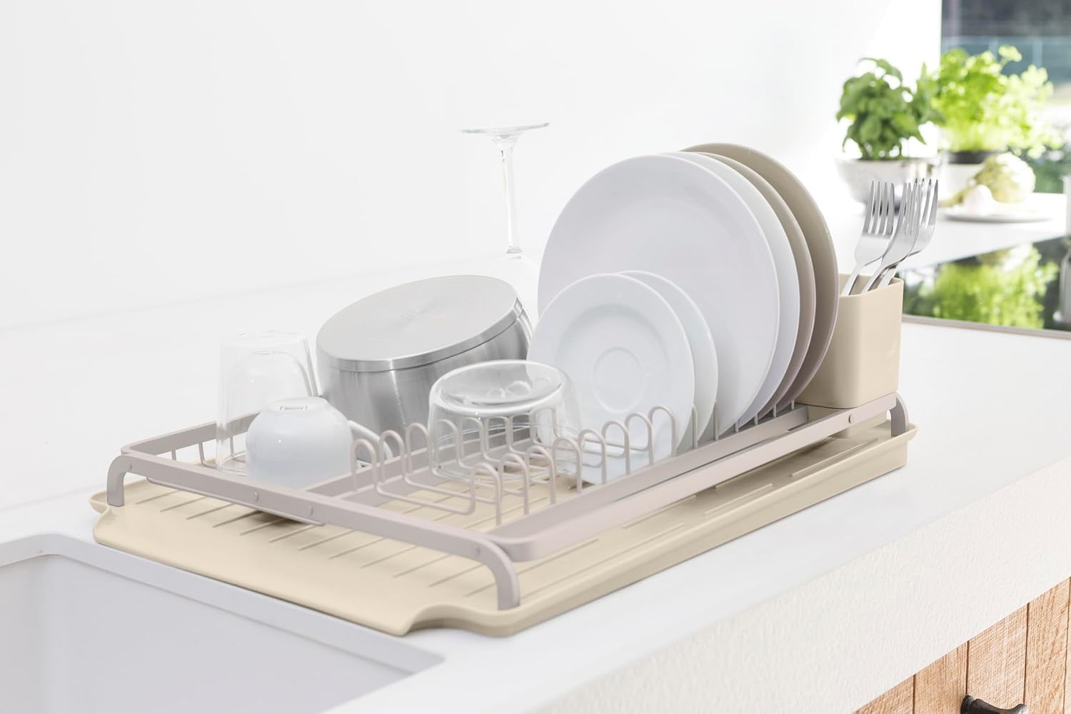 Brabantia Égouttoir Vaisselle SinkSide (Beige Clair), Égouttoir Vaisselle sur évier Polyvalent avec Panier à Couverts Amovible, Organisateur Plan de Travail Cuisine avec egouttoir Couverts intégré