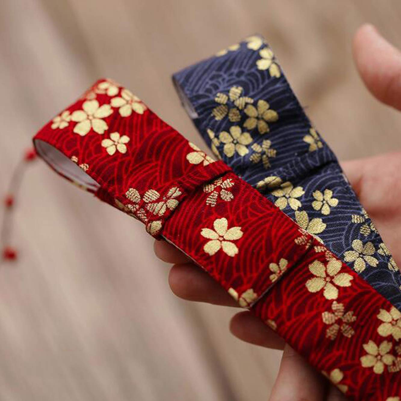 Essstäbchen im chinesischen Stil-Japanische Essstäbchen aus Holz Wiederverwendbare chinesische Essstäbchen Spülmaschinenfest 25 cm Essstäbchen aus Holz mit roter oder blauer handgefertigter Stofftas