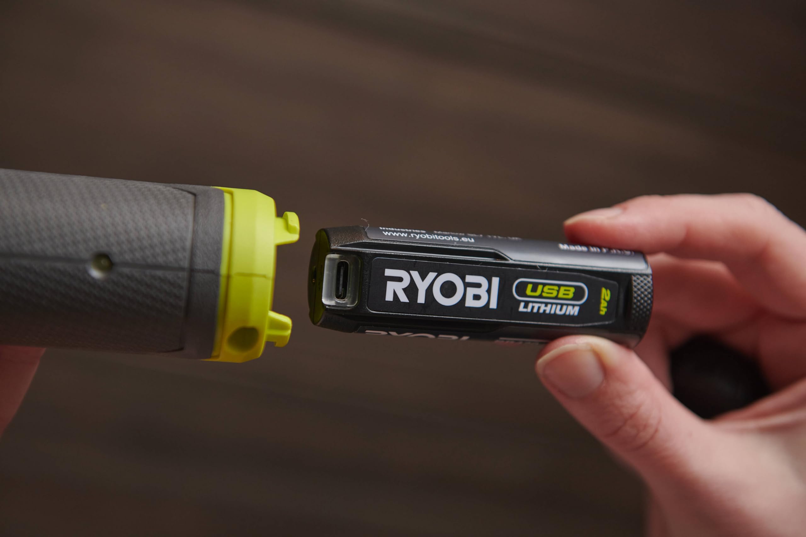 RYOBI - Clé à cliquet 4V USB Lithium - emmanchement carré 1/4’’ - 8 Nm - Livrée avec son câble USB-C & 1 batterie 4V 2,0 Ah USB Lithium - RR14W4-120G