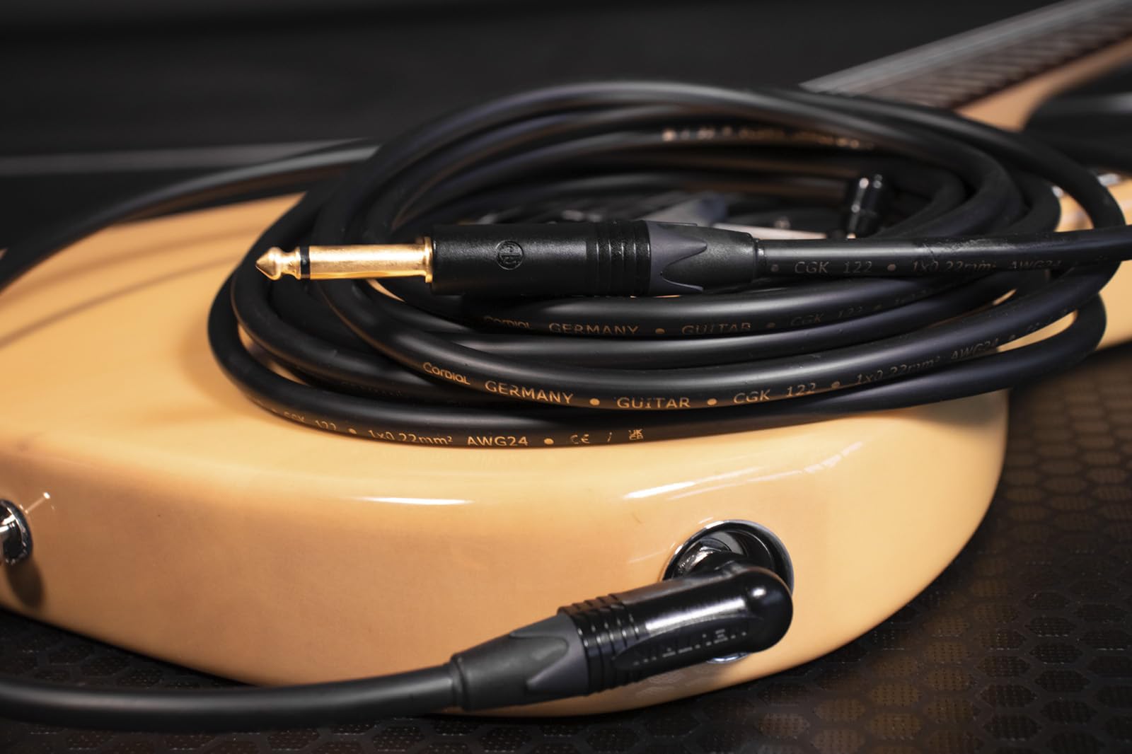 CORDIAL - CSI9PR-GOLD - Instrumentenkabel Klinke gerade/gewinkelt für Studio 9 m, NEUTRIK-Stecker 6,35 mm gewinkelt/gerade vergoldet, Peak