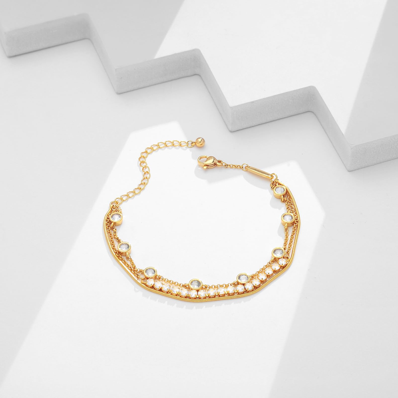 Zögerlich geschichtete Goldarmband für Frauen mit mehrschichtem Stapelstapelarmband Zirkonia Einstellbarer Kettenarmbänder goldplattierbare Stapelarmbänder