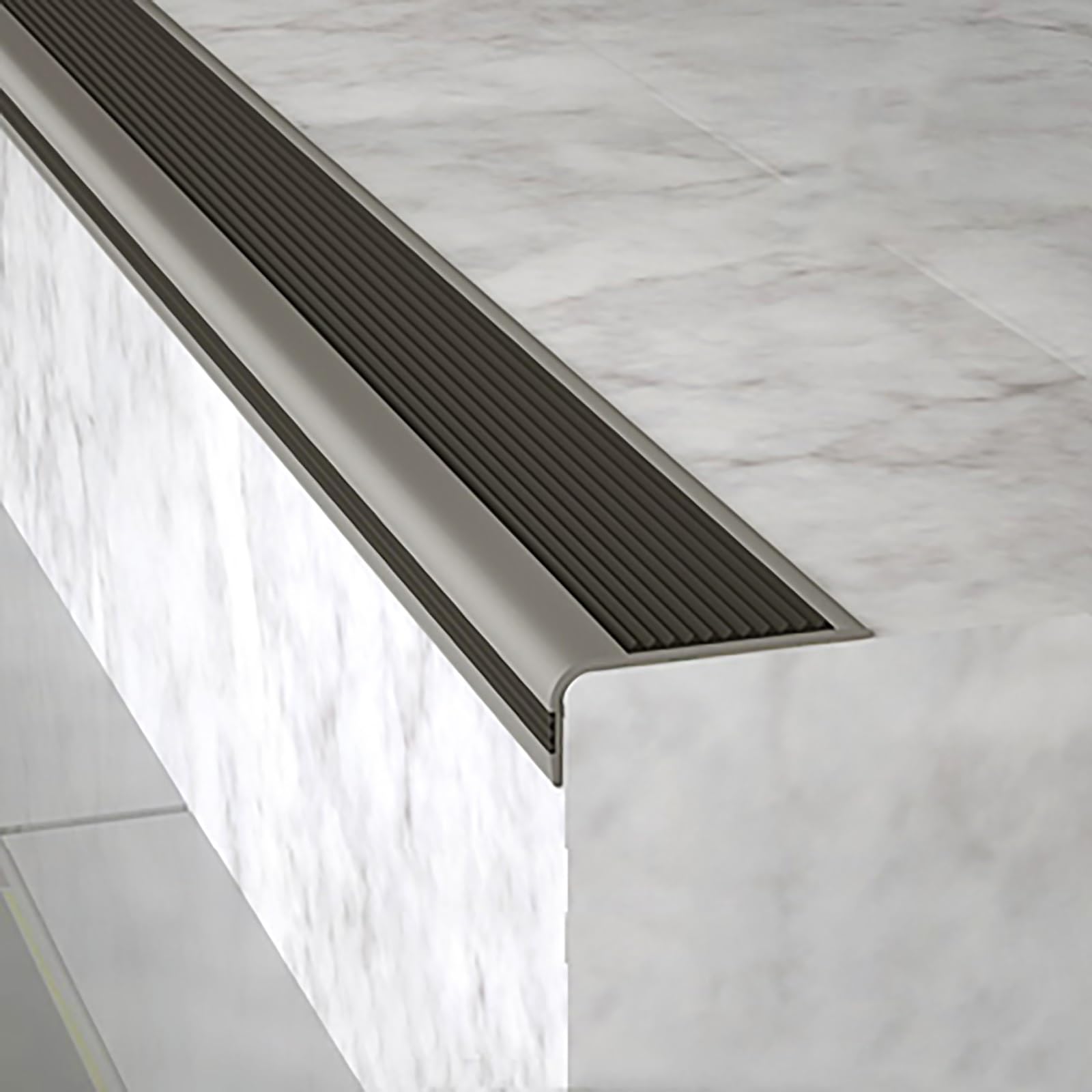 Nez d'escalier en vinyle gris noir 5x2.5cm | Bande de marche autoadhésive