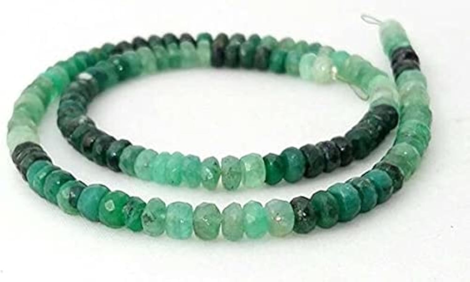 Perles en émeraude verte pour fabriquer un collier d'été élégant à porter au quotidien