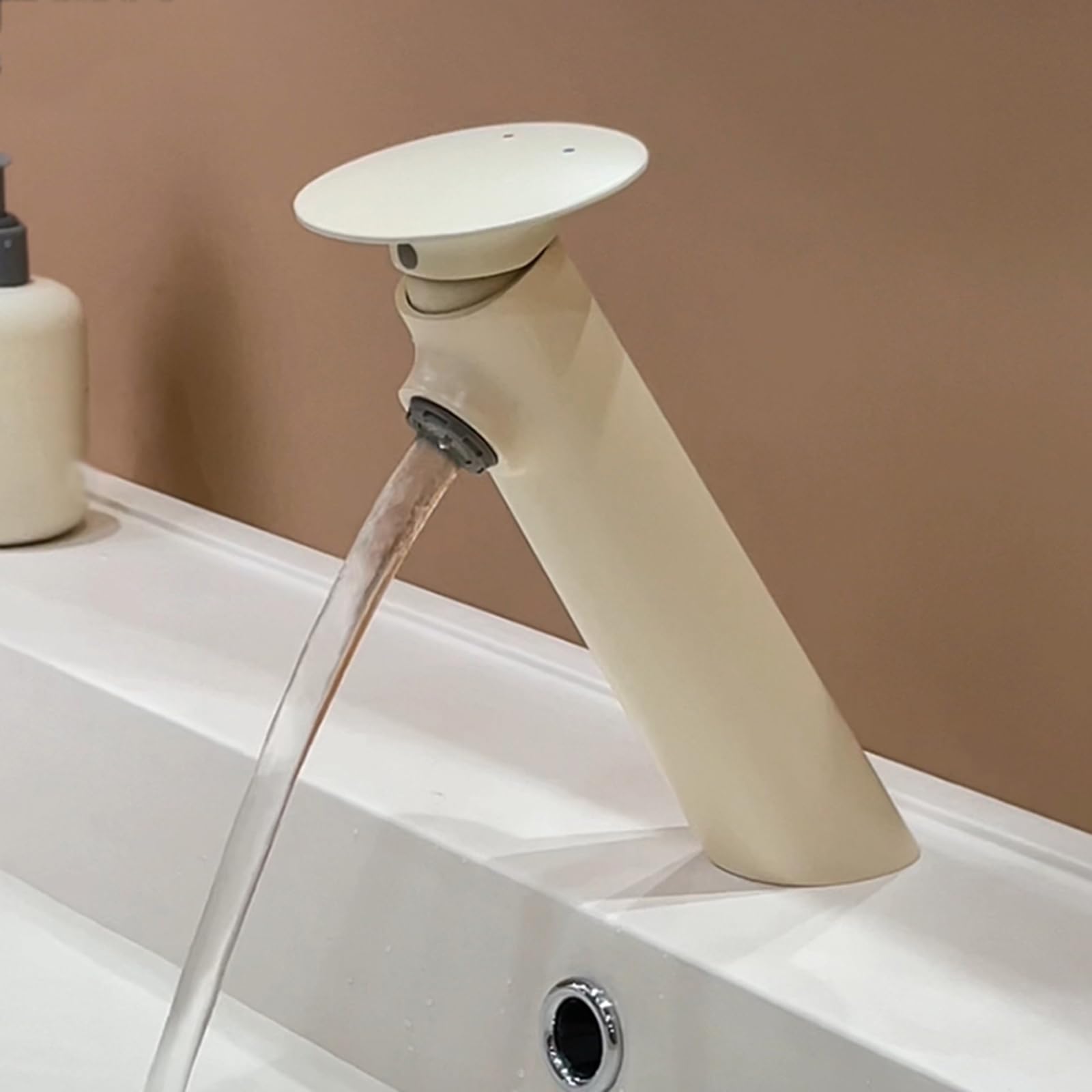 Mélangeur de bassin monotrou pour rénover une salle de bain moderne en or