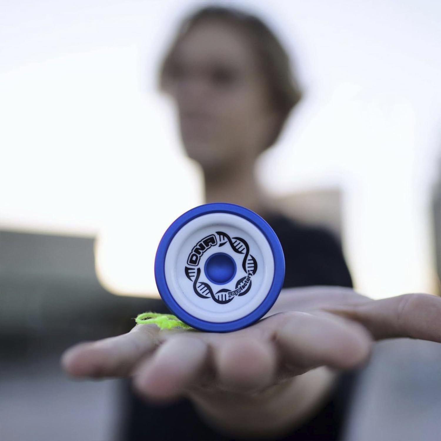 YoyoFactory DNA Yo-Yo - Bleu Blanc (Yoyo en métal, Ficelle, Roulement à Billes et Instructions Incluses)
