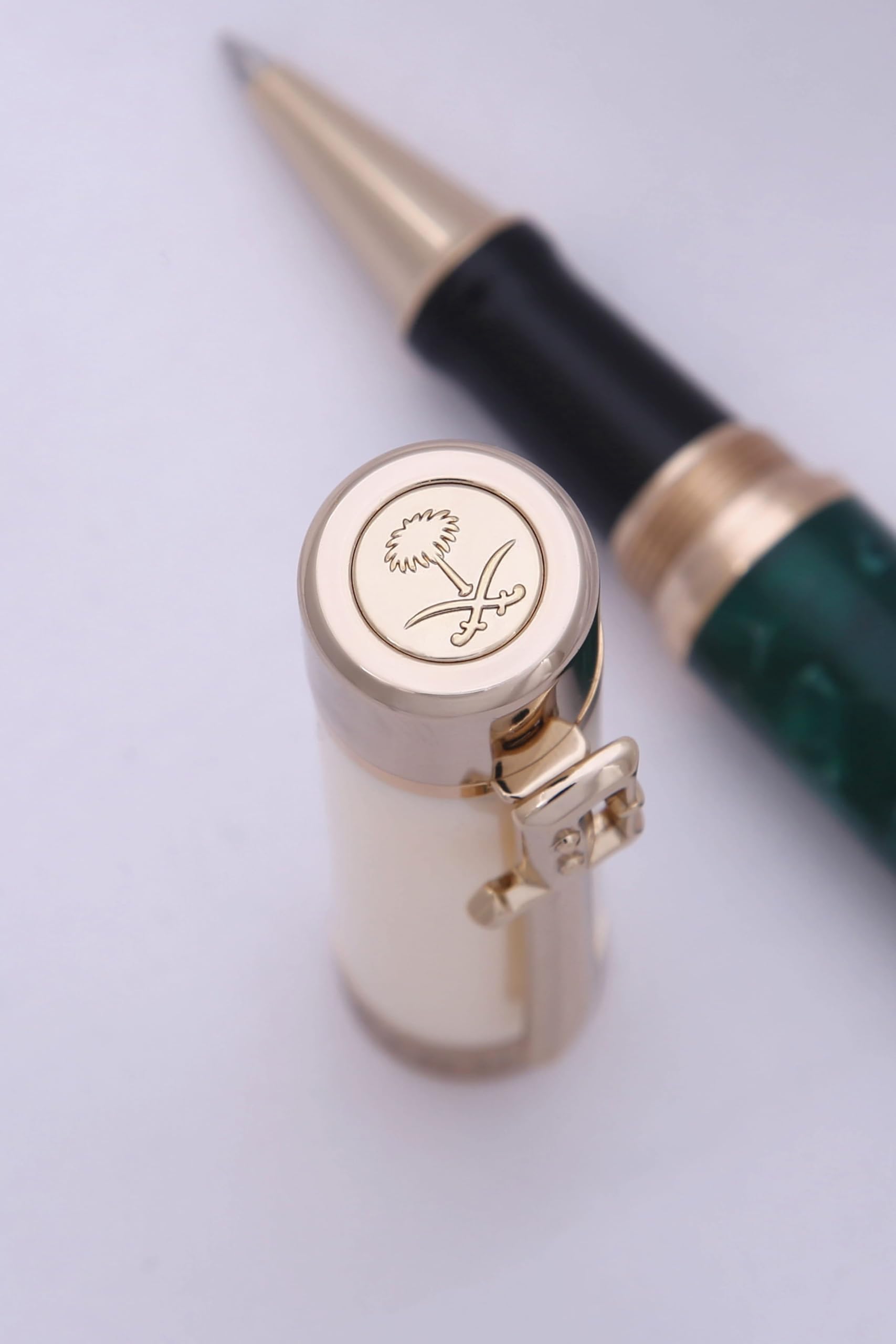 Piguet Genève – Pluma estilográfica 2en 1 de lujo y ergonómico – Serie Al-Ardah – Punta alemana Bock Mediana, borde dorado, tinta azul, caja de regalo con recarga universal y convertidor recargable