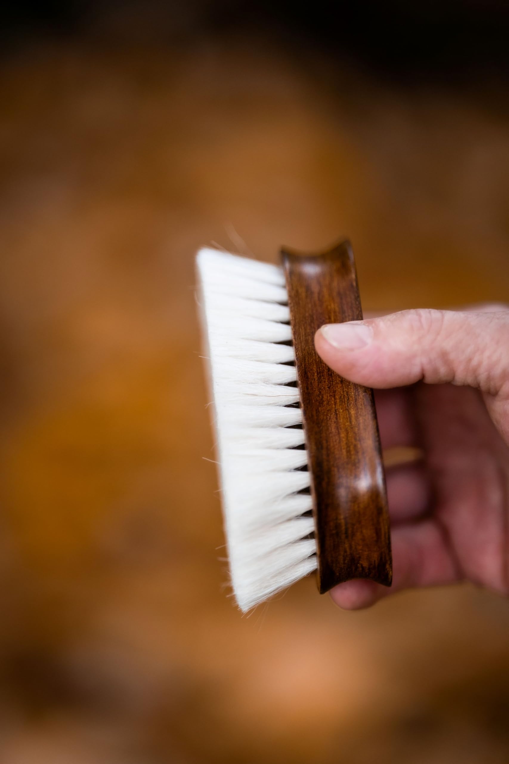brosse tête en poils de chèvre – brosse cheval douce en bois avec sangle en cuir végan | Soin du visage, élimination de la poussière, brillance naturelle, idéale pour chevaux sensibles