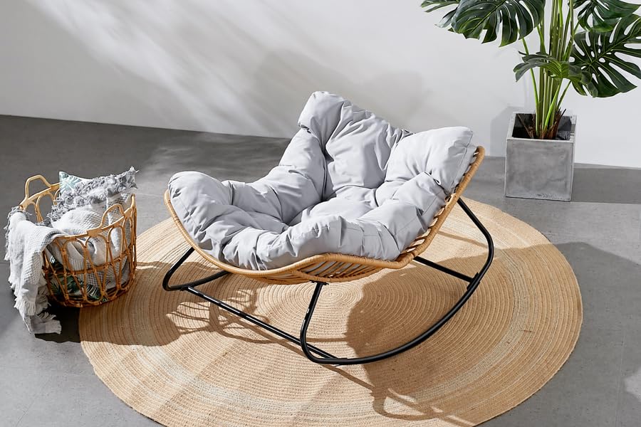 CONCEPT USINE | Fauteuil à Bascule en Résine Tressée | CANGGU Naturel | Avec Gros Coussins Gris | Design Effet Rotin Cosy | Structure Robuste en Acier Recouvert de Peinture Epoxy | Intérieur/Extérieur