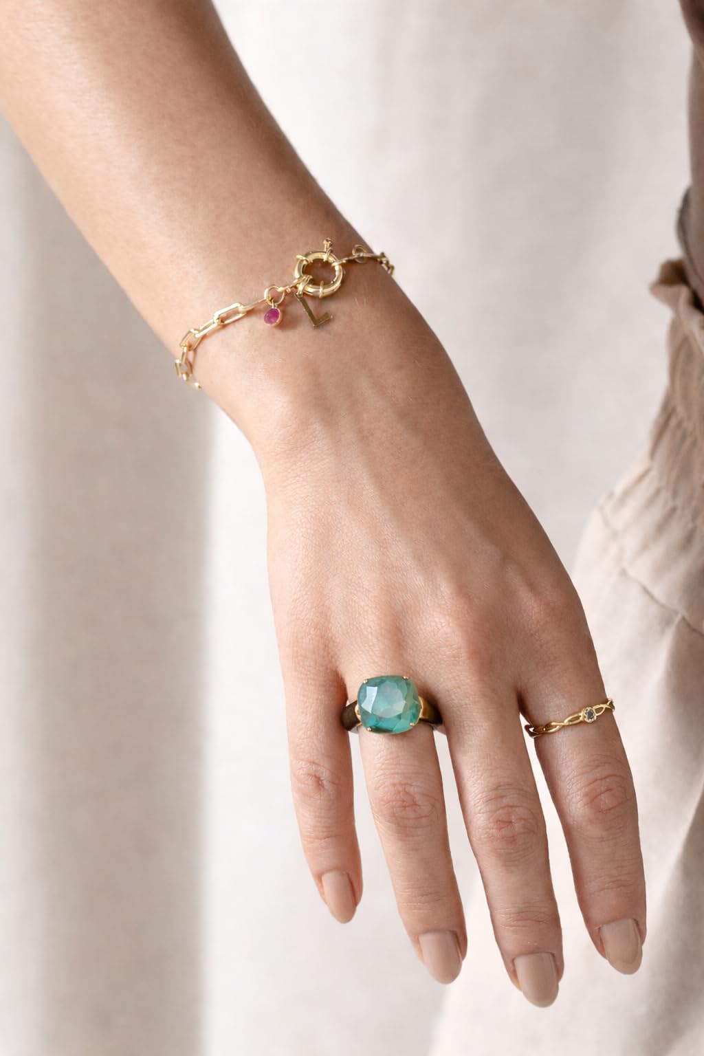 Anillo de caucho marrón y cristal facetado, base dorada chapada en oro 18k, tamaño ajustable. Regalo para Mamá. Regalo para Mujer.
