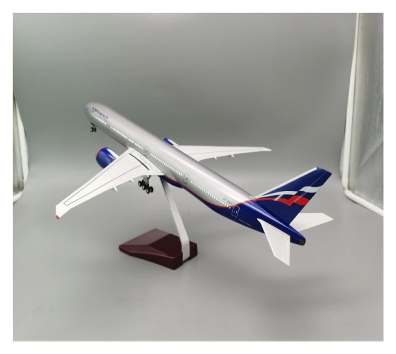 Aereo in Metallo pressofuso 47 cm Scala 1/157 per Modello di Aereo B777 Modello di Aereo Russo W Carrello di atterraggio con Luce e Ruota per Raccolta ed Esposizione (con Luce)