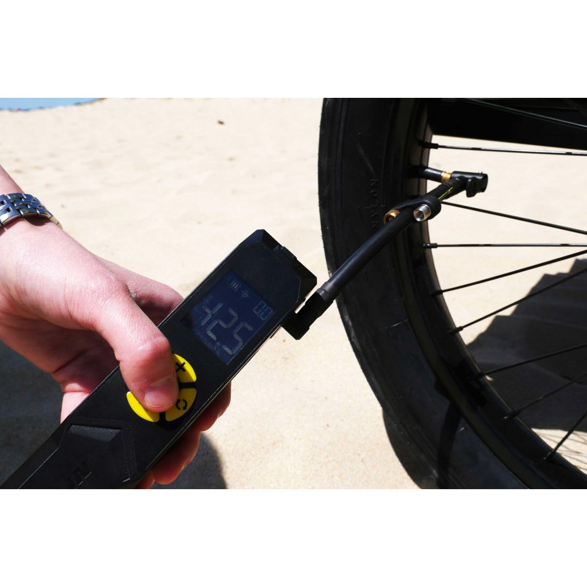 MICHELIN - Mini compresseur USB rechargeable - Sans fil - Pour pneus vélos, motos, voitures - Manomètre digital 10 bars - Batterie lithium 2500 mAh - Adaptateurs inclus - Lampe torche LED intégrée