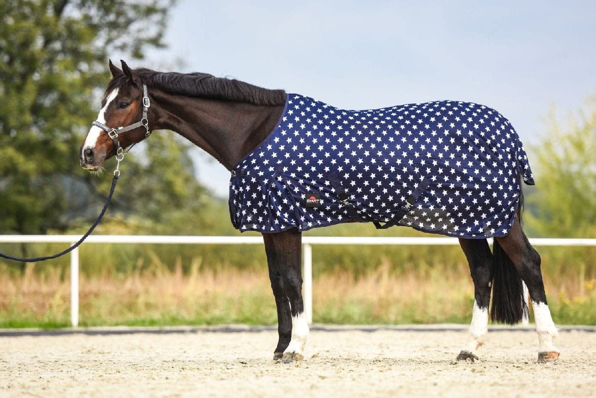 Start Fliegendecke Pferd, Dunkelblau/Weiß, 135 cm | Atmungsaktive Sommerdecke, Schutz gegen Insekten, Sternenmuster, Kreuzgurte & Schweiflatz
