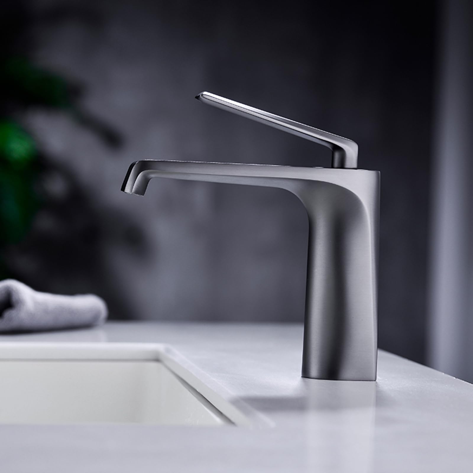 Eau chaude et froide en cascade avec ce mitigeur de lavabo gris en laiton pour matins sereins