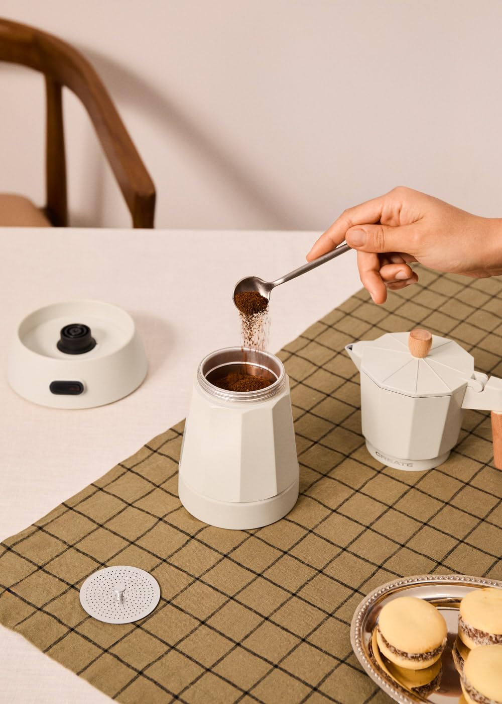 Cafetera italiana eléctrica 300 ml 6 tazas 480W blanco roto función mantener caliente base 360º libre de BPA